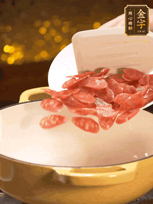 鍋里放油，香腸煸炒出多余的油脂，然后放小米辣