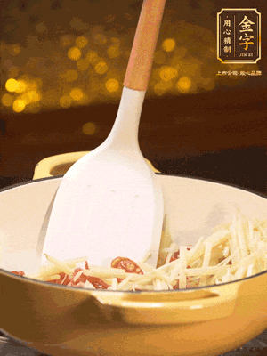 再放嫩姜絲，翻炒出姜絲的辣味