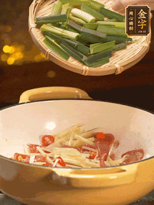 接著放蒜葉，來一點(diǎn)鹽，一點(diǎn)醬油調(diào)味翻勻