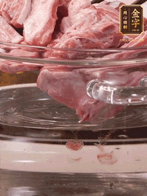 羊排清水洗凈，冷水浸泡30分鐘-2個小時，去除血沫。冷水下鍋，小火加熱析出血水后洗凈備用