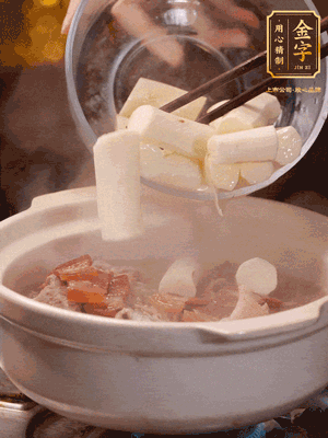 轉(zhuǎn)小火煮1個小時，再放入山藥煮30分鐘，最后加紅棗、枸杞