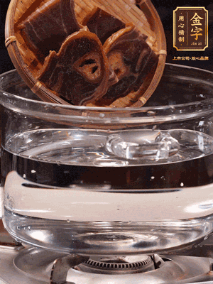 火腿蹄片，冷水下鍋，加蔥姜、料酒焯水