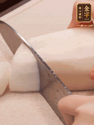 蘿卜削皮，切成滾刀塊