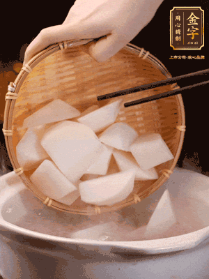 大火煮開后，轉(zhuǎn)中小火燉40分鐘，挑出蔥結(jié)，再下蘿卜燉20分鐘