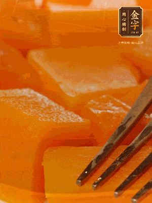 南瓜去皮，一半切塊備用，一半切塊蒸熟，碾成泥