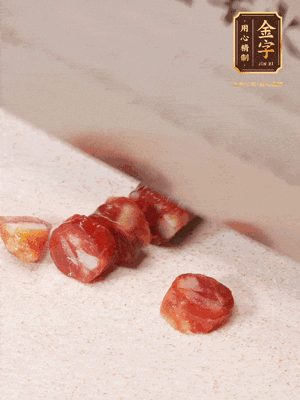 金字香腸切成圓片，姜切絲