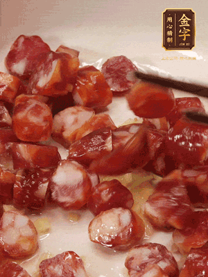 砂鍋熱油，下姜絲、香腸煸香