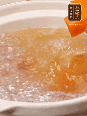 倒入開水、南瓜塊、南瓜泥中火煮5分鐘