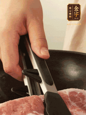 大塊五花肉皮面朝下，烙2-3分鐘