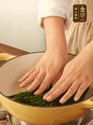 小蔥鋪在底部，放上生姜