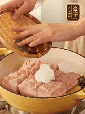 五花肉皮朝下，桂皮、八角、香葉、冰糖、生抽、花雕酒