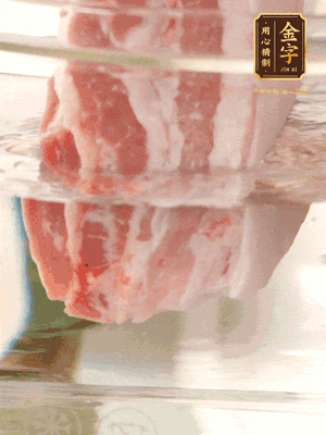 大塊豬五花冷水下鍋，蔥、姜、花雕酒焯水