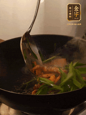 黃豆醬、鹽、糖調(diào)味，淋一圈花雕酒，蒜白先下，蒜葉后下