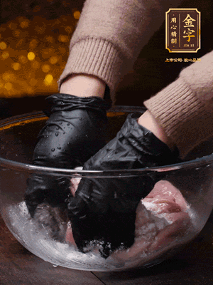 豬肚放入面粉、鹽、白酒，反復揉搓（重復3遍），洗掉表面的黏液。再把豬肚翻過來，剪去油脂，一樣反復揉搓干凈