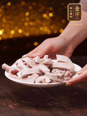 豬肚冷水下鍋，姜蔥料酒去腥，水開煮5分鐘，撈出，切小塊。