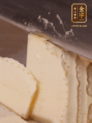 冬筍去殼切片，水開后煮2分鐘焯水
