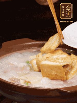 倒入開水大火煮開，轉(zhuǎn)中小火放咸肉，放一點(diǎn)點(diǎn)糖、味精慢燉10分鐘
