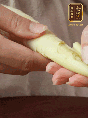 春筍沿著外皮豎著淺劃一刀，剝下外殼，切掉尾部的老根，切滾刀塊。（這個時候的春筍最為鮮嫩脆爽，不需要焯水去除澀味）