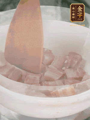 砂鍋內(nèi)咸肉微微煸出香味，再倒入開水。放排骨滾開后轉(zhuǎn)中小火篤30分鐘。（水盡量一次加足，以免中途加水沖淡鮮味。這一步是湯底濃白的關(guān)鍵）