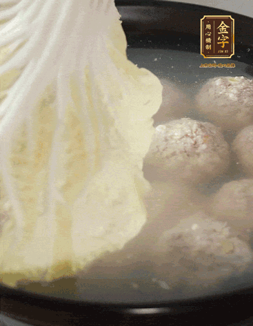 等獅子頭浮起來時再加白菜蓋。小火慢燉2小時