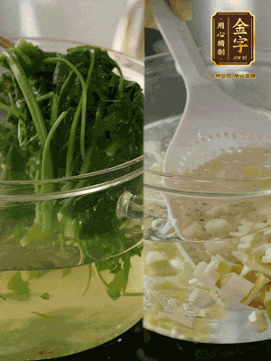 春筍切丁焯水；薺菜加鹽焯水，過涼水后切成細末