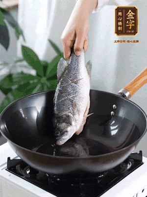 熱油，加1大勺豬油、姜片，再下鱸魚(yú)，煎至定型后翻面。（加點(diǎn)豬油，燉出的魚(yú)湯更容易變?yōu)榍逅哪贪咨?。?>
					</div>
					<span>步驟 3/6</span>
					<p>熱油，加1大勺豬油、姜片，再下鱸魚(yú)，煎至定型后翻面。（加點(diǎn)豬油，燉出的魚(yú)湯更容易變?yōu)榍逅哪贪咨＃?/p>
				</li><li>
					<div   id=