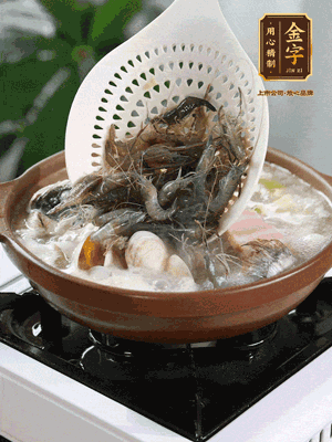 最后加一把蛤蜊、一把河蝦燜2分鐘，放一點(diǎn)白胡椒粉調(diào)味，撒上蔥花點(diǎn)綴！