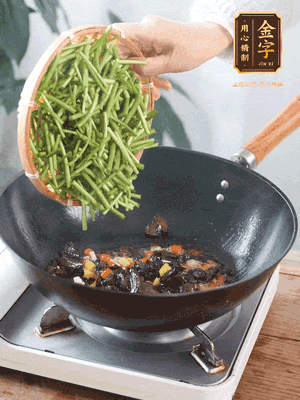 熱油煸香蒜末、姜粒、小米辣，再下臘肉煸炒出香味