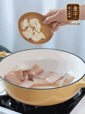 熱油下咸肉煸出香味，加蒜片、毛豆翻炒均勻