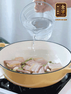 倒入熱水，加絲瓜、腐竹