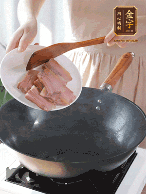 豬油熱鍋，下咸肉煸香，再下蔥姜提鮮