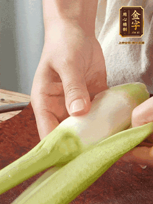 茭白去皮切絲，下鍋稍稍汆燙一下瀝干。