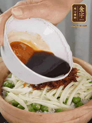 繼續(xù)小火燜3分鐘，淋上XO醬攪拌均勻。
