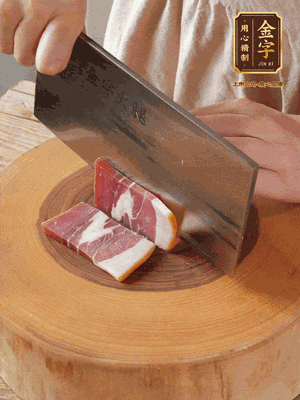 金字火腿切片，溫水浸泡5分鐘。