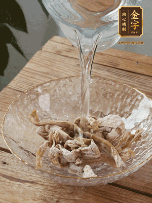 筍干提前泡發(fā)1晚切段，冬瓜去皮切塊。