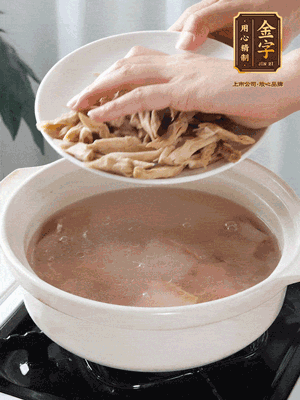 再下筍干段，加水、少許黃酒中火燉煮15分鐘。
