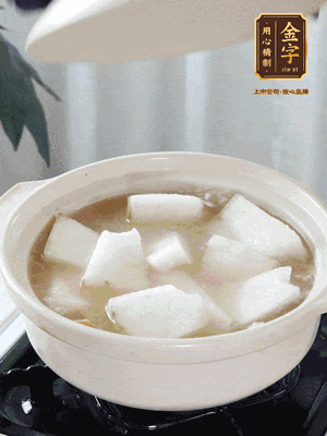 最后下冬瓜繼續(xù)燉煮10分鐘，撒上蔥花點綴。