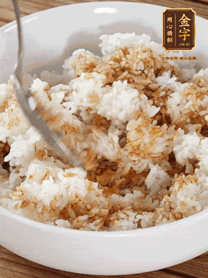 隔夜米飯加入生抽、芝麻油攪拌均勻