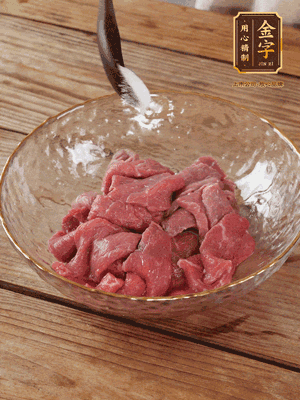 牛肉切丁，加黑胡椒海鹽、橄欖油腌10分鐘