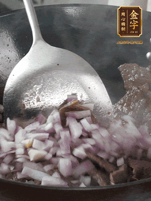 橄欖油熱鍋，牛肉丁炒至焦香狀態(tài)，下洋蔥丁翻炒出香味