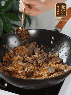 下拌好的米飯炒散，加一大勺XO醬