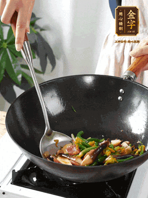 煸香蒜末，下香腸翻炒均勻，再依次下雞縱菌、黃瓜花