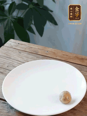 做水油皮、油酥 將油皮材料放入料盆中，加100ml水?dāng)嚢璩裳┗ㄆ瑺?。在案板上反?fù)揉搓成有一定筋度的光潔面團(tuán)，搓成14個(gè)團(tuán)子。
