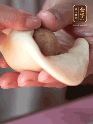 包月餅 面劑兩頭向中間捏緊， 光滑一面向下