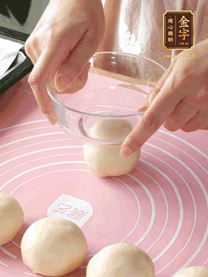 按扁后搟成圓形面皮。餡料放在面皮中心，把餡料包緊，捏緊收口