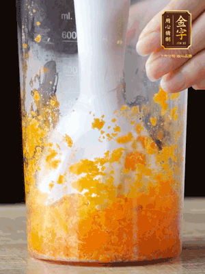 加玉米油、水怡、水揉搓成細(xì)膩的面團(tuán)。松弛半小時后，分成37g一個