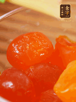 咸蛋黃噴白酒，170℃烤10分鐘。打碎過篩