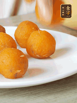 融化的黃油、芝士粉攪勻，加糖粉、蛋液、淡奶油、咸蛋黃攪勻，再加入玉米淀粉、奶粉拌勻，用不粘鍋炒至抱團(tuán)