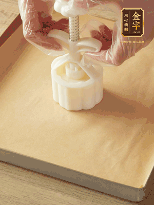 取一個面團(tuán)，捏扁，中間厚，四周薄?；⒖谕贤?，直到收口，把餅胚放入模具里，壓2-3下