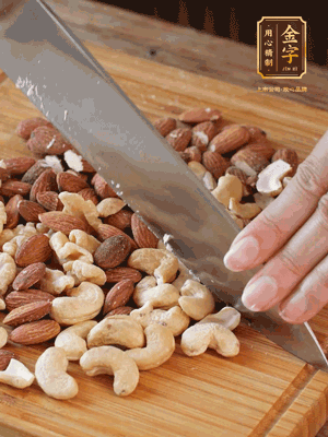 熟堅(jiān)果切成大顆粒，加入杏仁片、白芝麻、火腿絲、熟糯米粉、玫瑰花醬、花生油、水怡攪拌均勻，捏成52g一個(gè)的小球